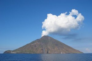 1024px-DenglerSW-Stromboli-20040928-1230x800