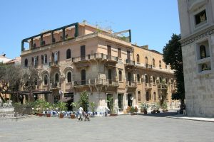 1024px-Messina,_palazzo_piazza_del_duomo