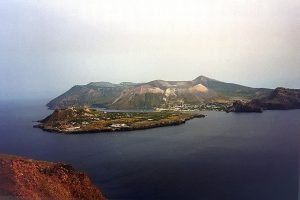 800px-Vulcano_With_Vulcanello